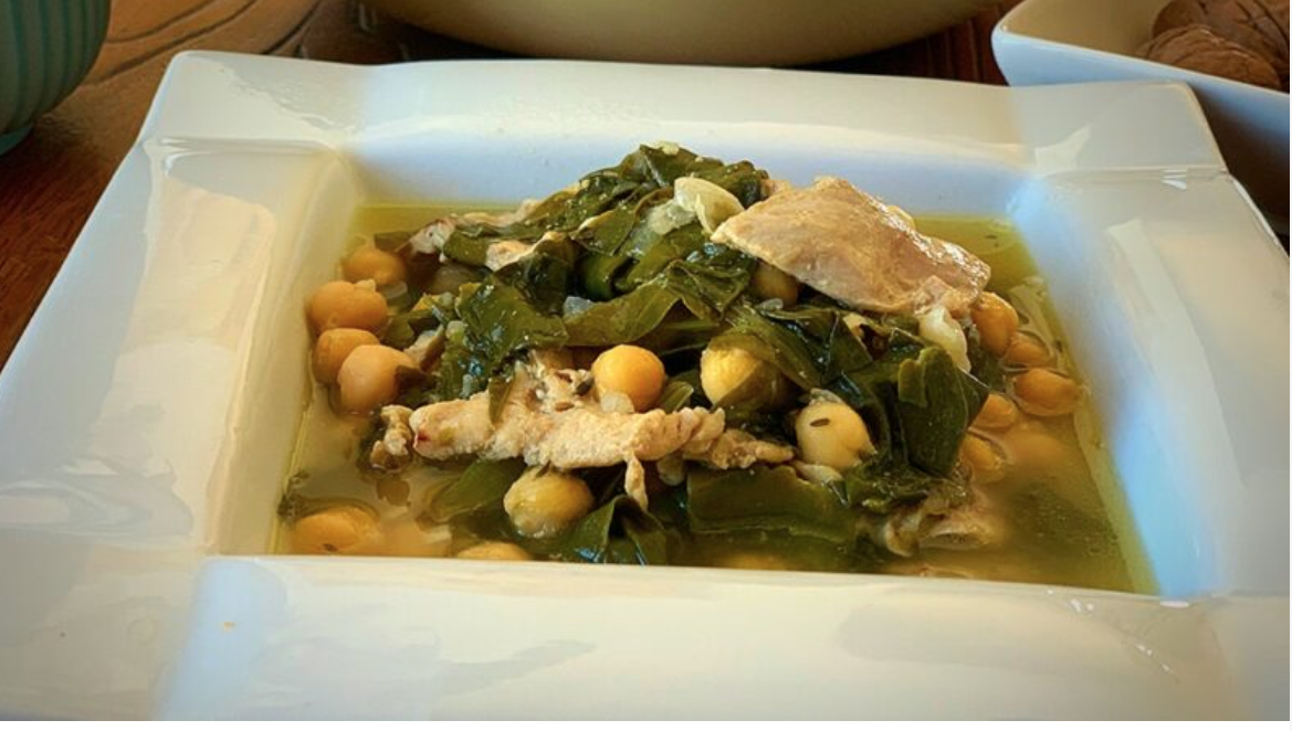 Garbanzos con conejo y acelgas.